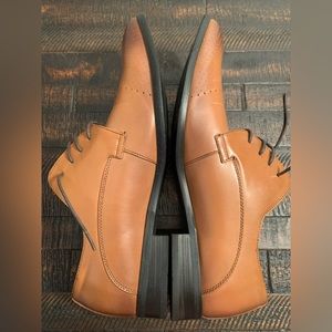 Modern classic mens tie shoes. Pre-owned, but, very well taken care of.